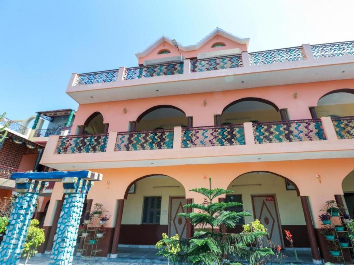 Hotel Flora Suites Mumbai Bagian luar foto