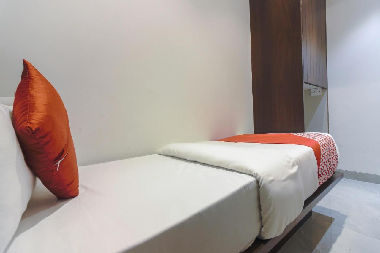 Hotel Flora Suites Mumbai Bagian luar foto