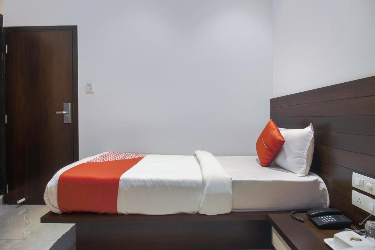Hotel Flora Suites Mumbai Bagian luar foto