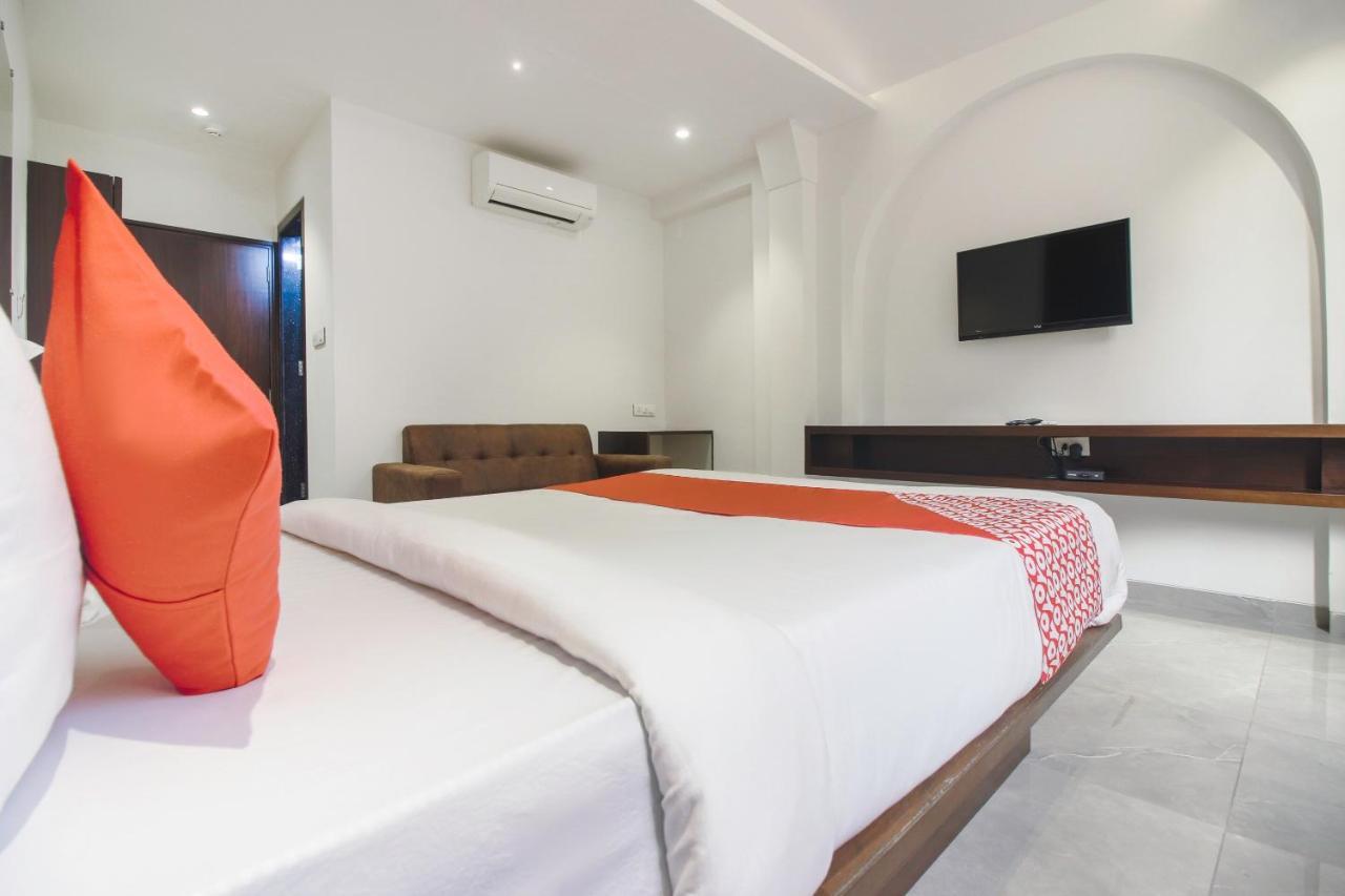 Hotel Flora Suites Mumbai Bagian luar foto
