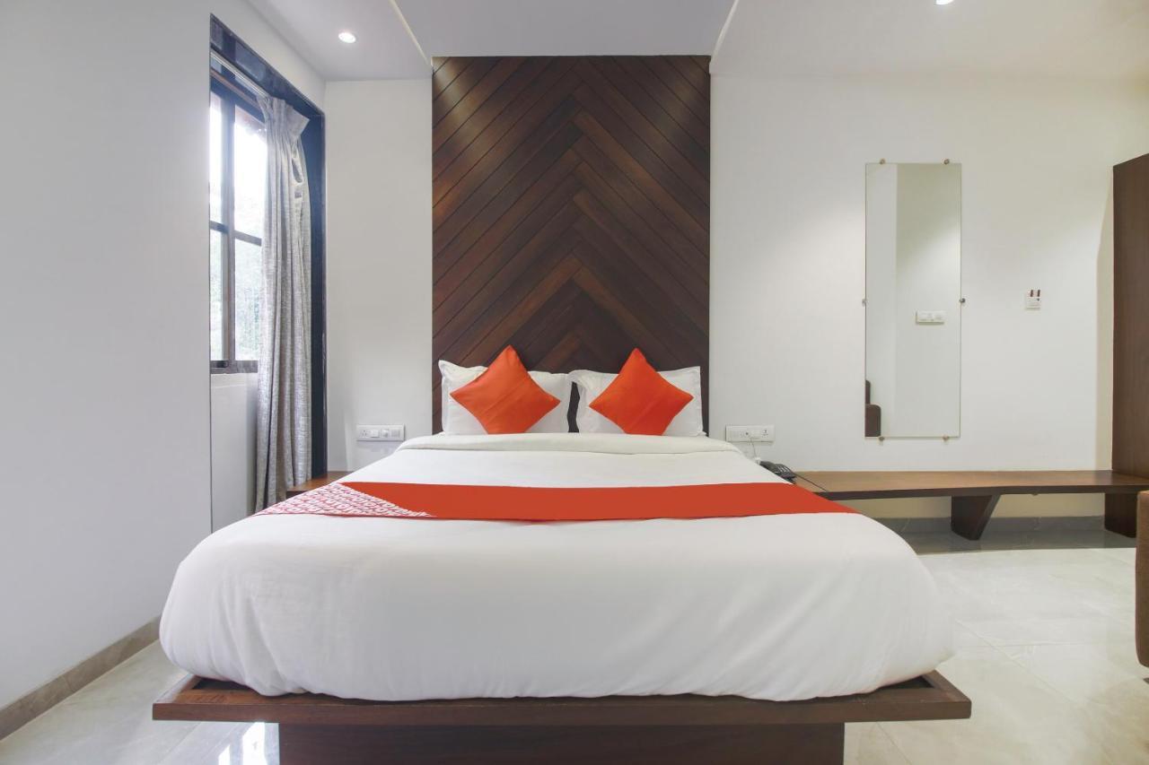 Hotel Flora Suites Mumbai Bagian luar foto