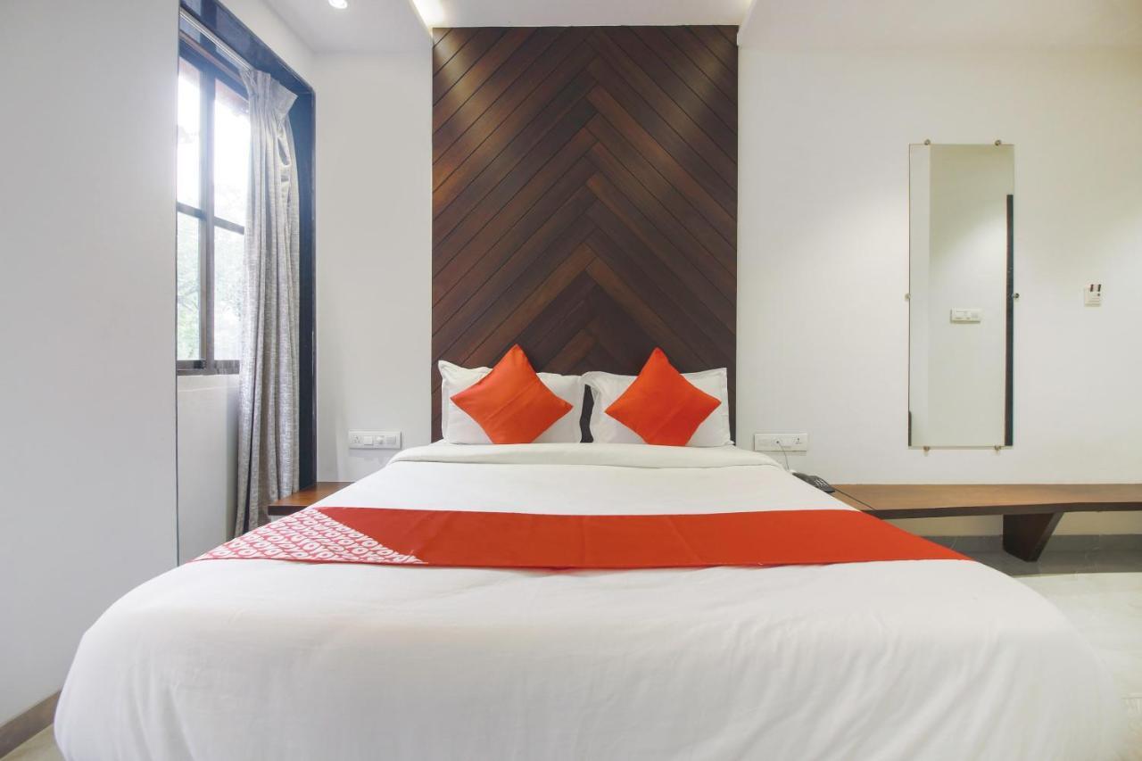 Hotel Flora Suites Mumbai Bagian luar foto